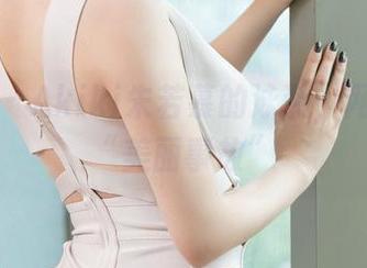 青豆客 – Akiki朱若慕的泳装，网盘里的“美丽事故”