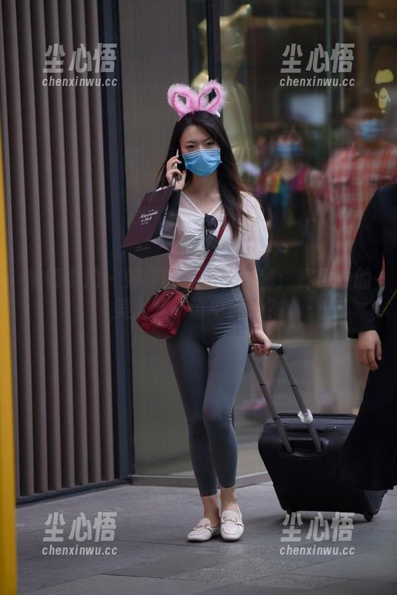 魔镜街拍 - 婷婷的私房大揭秘：寒风中的美人儿，谁中意了？