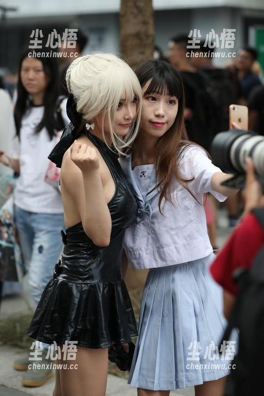魔镜街拍小图包冒险！紧致美臀少妇让你的日常视线有了新的方向，嘿嘿！